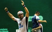La pareja francesa Necol (d) y Brefel (i) celebran la victoria ante la pareja española Esteban Gaubeka y Emiliano Skufoa al termino de la final de la modalidad de Pala Corta Masculino del Mundial de Pelota Vasca, en Barcelona. EFE
