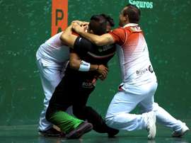 El jugador mexicano Carlos Alberto Torres (i) celebra la victoria con otros miembros del equipo, ante la pareja española Pablo Peñate y Gustavo Vidal durante la final de la modalidad de Frontenis Parejas Masculino del Mundial de Pelota Vasca, disputada en Barcelona. EFE