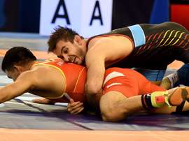 El peruano Edinson Ambrocio y el español Taimuraz Friev Naskidaeva buscan el pase a semifinales de la categoría de menos de 86 kilogramos en los Campeonatos del Mundo de lucha libre olímpica en el Budapest Sports Arena en Budapest, Hungría, EFE/EPA