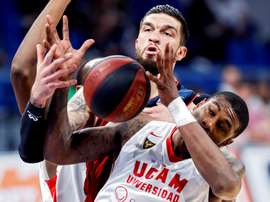 El alero británico del UCAM Murcia Ovie Soko (d) y el pívot francés del Kirolbet Baskonia Vincent Poirier, luchan por un rebote en una jugada del partido correspondiente a la quinta jornada de la Liga Endesa de baloncesto disputado en el pabellón Fernando Buesa de Vitoria. EFE