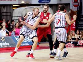 El ala- pívot montenegrino del Zaragoza, Nemanja Radovic (c), ante la defensa del pívot británico del Montakit Fuenlabrada, Daniel Clark (i), durante el partido correspondiente a la quinta jornada de la Liga Endesa, disputado en el pabellón de Zaragoza. EFE