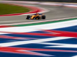 El piloto español de la escudería McLaren de Fórmula Uno, Fernando Alonso, en acción durante la tercera sesión de entrenamientos libres en el circuito de Las Américas en Austin, Texas, Estados Unidos, el 20 de octubre del 2018. EFE