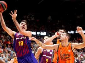 El escolta del Barca Lassa, Pierre Oriola (i), con el balón ante el alero de Valencia Basket, Alberto Abalde, durante el encuentro de la Liga Endesa que disputaron en el pabellón Fuente San Luis, en Valencia. EFE