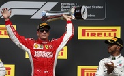 El piloto británico Lewis Hamilton (i), de la escudería Mercedes, aplaude a su rival Kimi Raikkonen (d), de Ferrari, que se impuso en el Gran Premio de Estados Unidos en el circuito de Las Américas en Austin, Texas, Estados Unidos, el 21 de octubre del 2018. EFE