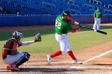 Orlando Piña (d), de la selección mexicana de béisbol, fue registrado al intentar batear una bola, durante un partido contra Holanda por la Copa Mundial de Béisbol Sub-23, en Barranquilla (Colombia). EFE