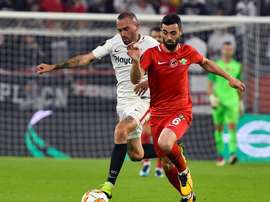 El Akhisar se llevó seis goles en el Sánchez Pizjuán. EFE