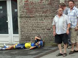 El ciclista australiano Jonathan Cantwell (i) del Saxo Bank-Tinkoff Bank o tras un accidente en el Tour de Francia. EFE/Archivo