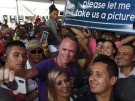 Fotografía tomada el pasado 3 de noviembre en la que se registró al ciclista británico Chris Froome (c), al fotografiarse con aficionados antes de su participación en la prueba ciclística El Giro de Rigo, en Guatapé (Colombia). EFE/Archivo
