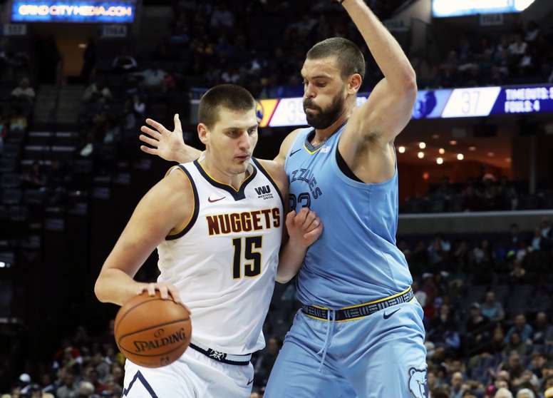 Marc Gasol (d) de Memphis Grizzlies disputa el balón ante Nikola Jokic (i) de Denver Nuggets hoy, miércoles 7 de noviembre de 2018, en el FedEx Forum de Memphis, Tennessee (Estados Unidos). EFE
