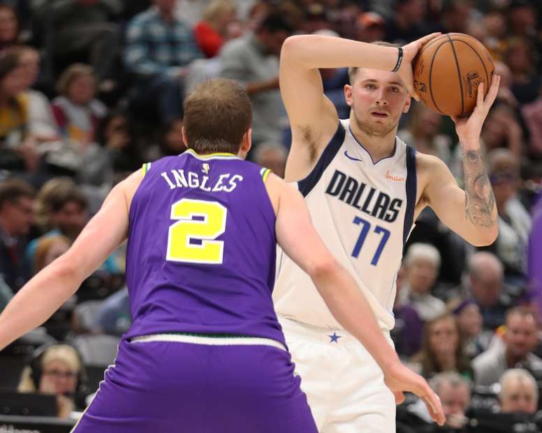 El alero Joe Ingles (i) de Utah Jazz en acción ante el alero Luka Doncic (d) de Dallas Mavericks durante un juego de la NBA este miércoles 7 de noviembre de 2018, en el Energy Solutions Arena de Salt Lake City, Utah (Estados Unidos). EFE