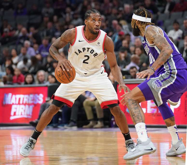 El pívot Willie Cauley-Stein (d) de Sacramento Kings en acción ante el alero Kawhi Leonard (i) de Toronto Raptors este miércoles 7 de septiembre de 2018, durante un juego de la NBA entre Sacramento Kings y Toronto Raptors, en el Golden 1 Center de Sacramento, California (EE. UU.). EFE