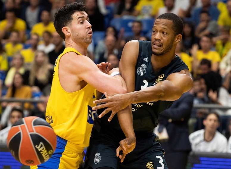 El pívot estadounidense del Real Madrid Anthony Randolph (d), disputa un balón ante el pívot estadounidense Angelo Caloiaro del Maccabo Fox de Tel Aviv durante el partido de la Euroliga en Tel Aviv, Israel, hoy. EFE