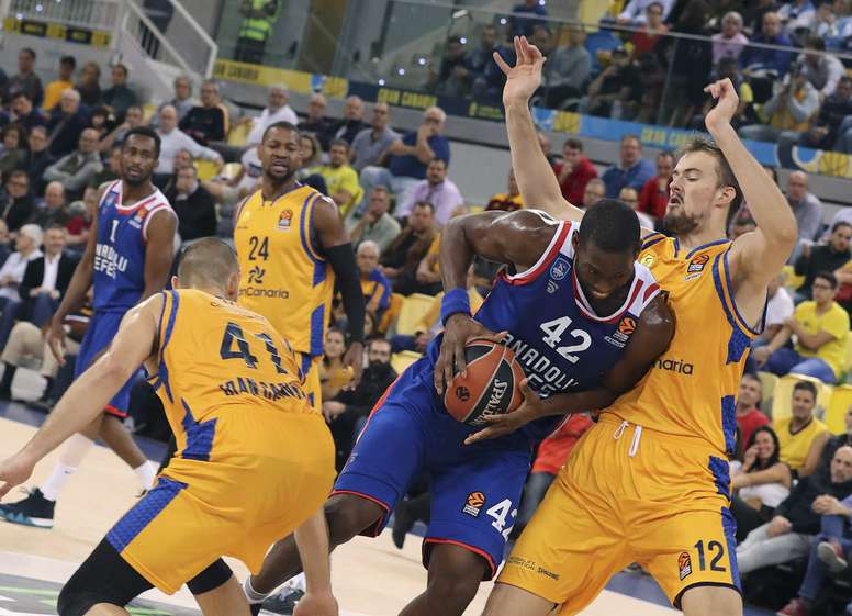Los jugadores del Herbalife Gran Canaria Ondrej Balvin (d) y Kim Tiillie (i), y el jugador del Anadolu Efes Istanbul Bryant Duston (c), durante el partido de EuroLiga que Herbalife Gran Canaria y Anadolu Efes Istanbul disputado en el Gran Canaria Arena, en Las Palmas de Gran Canaria. EFE/Elvira Urquijo A. EFE