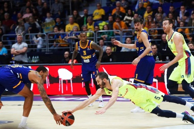 El escolta español del FC Barcelona Lassa Pau Ribas (c) ante Malcolm Thomas (i) del Khimki Moscú durante un encuentro de EuroLiga disputado entre ambos juntos en Moscú (Rusia) hoy. EFE