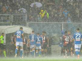 La lluvia obligó a parar el partido. EFE/EPA