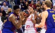 El pívot francés del FC Barcelona - Lassa, Kevin Seraphin (i), lucha con el escolta dominicano del UCAM Murcia, Sadiel Rojas (2i), durante el partido de la jornada 8 de la liga ACB Endesa disputado en el Palau Blaugrana.- EFE