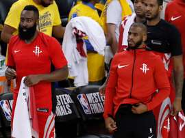 James Harden (i), escolta de los Rockets de Houston. EFE/Archivo