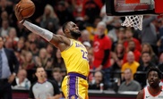 El alero de los Lakers LeBron James (c) en acción durante un partido de la NBA. EFE/Archivo