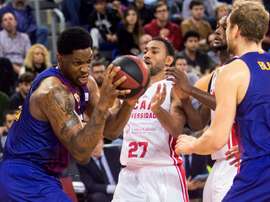 El pívot francés del FC Barcelona - Lassa, Kevin Seraphin (i), lucha con el escolta dominicano del UCAM Murcia, Sadiel Rojas (2i), durante el partido de la jornada 8 de la liga ACB Endesa disputado ayer en el Palau Blaugrana.- EFE