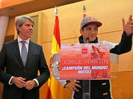 El presidente de la Comunidad de Madrid, Ángel Garrido (i), ha recibido hoy al deportista madrileño Jorge Martín, recientemente proclamado Campeón del Mundo de Motociclismo en la categoría de Moto3. EFE