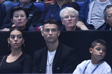 El futbolista portugués Cristiano Ronaldo (c) asiste junto a Georgina Rodríguez (i) y su hijo Cristiano Jr (d) al partido entre el tenista estadounidense John Isner y el serbio Novak Djokovic en el O2 Arena en Londres (Reino Unido). EFE