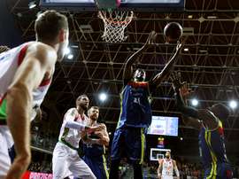 El pívot senegalés del MoraBanc Andorra Moussa Diagne, coge un rebote ante Vincent Poirier, pívot francés del Baskonia y su compañero de equipo el base canadiense del MoraBanc Dylan Ennis, durante el partido de la octava jornada de la Liga Endesa. EFE