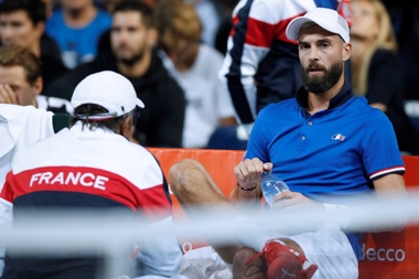 El francés Benot Paire en un descanso del partido ante el español Pablo Carreño correspondiente a las semifinales de la Copa Davis. EFE/Archivo