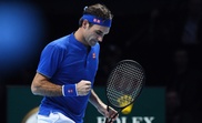 El tenista suizo Roger Federer celebra un punto ante el austriaco Dominic Thiem durante un partido de las Nitto Finales ATP disputado hoy. EF