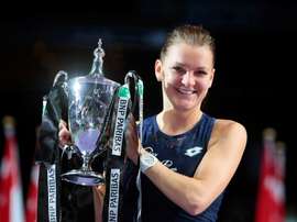 La tenista polaca Agnieszka Radwanska mientras levanta el trofeo tras derrotar a la checa Petra Kvitova en la final del torneo BNP Paribas WTA 2015 en Singapur. EFE/Archivo