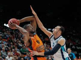 Los jugadores del Valencia Basket, Will Thomas (i) y del Turk Telekom Ankara, Metin Turen, durante el encuentro disputado en el pabellón de la Fuente de San Luis de Valencia correspondiente a la 7 jornada de la Eurocopa de baloncesto. EFE
