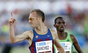 El atleta español, Sergio Sánchez (i), seguido por el keniata Yusuf Biwott (d). EFE/Archivo