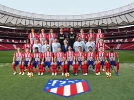 Los jugadores, el cuerpo técnico y el presidente del Atlético posaron para la foto. EFE