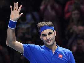 El tenista suizo Roger Federer celebra un punto ante el austriaco Dominic Thiem durante un partido de las Nitto Finales ATP disputado antes de ayer en el O2 de Londres (Reino Unido). EFE