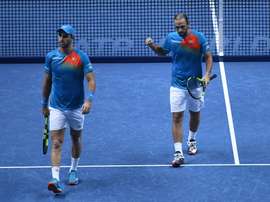 Los colombianos Juan Sebastián Cabal (i) y Robert Farah compiten contra la pareja formada por el sudafricano Raven Klaasen y el neozelandés Michael Venus durante su partido de dobles de la ronda de todos contra todos de las finales ATP de Londres en el O2 Arena de Londres, Reino Unido, hoy, 15 de noviembre de 2018. EFE