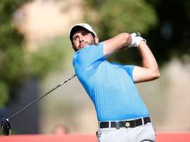 El golfista español Adrian Otaegui golpea la bola durante la segunda manga del campeonato DP World Tour Championship, torneo del Circuito Europeo, que se disputa en el Jumeirah Gof Estates de Dubái (Emiratos Árabes Unidos) hoy, 16 de noviembre de 2018. EFE