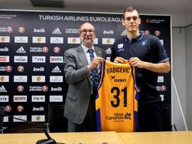 El presidente del Herbalife Gran Canaria, Enrique Moreno (i), presenta al base serbio Rikola Radicevic (d), que regresa al equipo tras su paso por la Liga Italiana. EFE