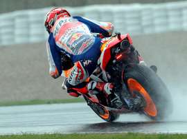 El Campeón del Mundo de Moto GP, el piloto español Marc Márquez, durante la segunda sesión de entrenamientos libres del Gran Premio de la Comunitat Valenciana, que se disputa este fin de semana, en el Circuit Ricardo Tormo. EFE