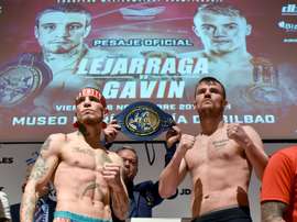 Los boxeadores Kerman Lejarraga (i) y el británico Frankie Gavin (d), hoy en Bilbao durante el pesaje previo al combate en el que se medirán ambos en el BEC por el título europeo welter, que ostenta el vizcaíno y al que el británico es aspirante. EFE