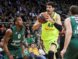 Brandon Davies (i) de Kaunas en acción contra Ante Tomic (c) de Barcelona durante el partido de baloncesto de la Euroliga entre Zalgiris Kaunas y FC Barcelona Lassa en Kaunas, Lituania. EFE