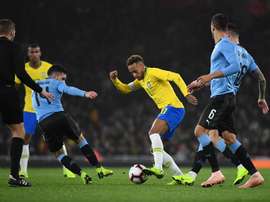 Brazil's Neymar vies for the ball with Uruguay's Lucas Torreira. EFE