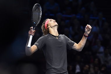 El tenista Alexander Zverev (en la imagen) vence a Roger Federer por 7-5 y 7-6 (5) y alcanza por primera vez la final de las Nitto ATP Finals en Londres. EFE