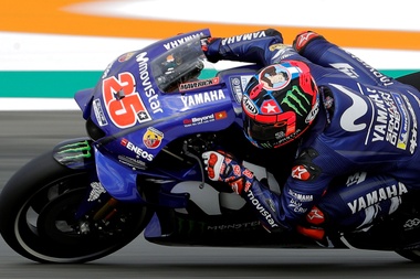 El piloto español de Movistar Yamaha Maverick Viñales, rueda con su Yamaha en las rondas de clasificaciones consiguiendo la pole en moto GP tras los entrenamientos en el circuito Ricardo Tormo de Cheste (Valencia) donde mañana se disputa la última prueba del mundial de motociclismo. EFE