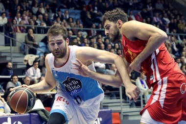 Imagen de un partido de la liga Endesa entre el Obradoiro y el Ucam Murcia. EFE/Archivo