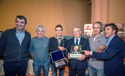 El director de la Vuelta a España, Javier Guillén (i) y los ciclistas Perico Delgado (d), Marino Lejarreta (2i), Igor Antón (3i) y Roberto Laiseka (2d), junto al presidente de la Fundación Euskadi Miguel Madariaga (3d), hoy en el 20 Aniversario del Aula Pedagógica, una evento en el que también se ha presentado el libro Ametsak errealitate bihurtuz; Miguel Madariaga, convirtiendo sueños en realidad, hoy en Derio (Bizkaia). EFE