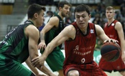 El escolta mexicano del Montakit Fuenlabrada, Francisco Cruz (d), intenta avanzar ante la presencia del base macedonio del Divina Seguros Joventut, Nenad Dimitrijevic (i), durante el partido de la Liga Endesa jugado esta tarde en el Palau Olímpic de Badalona (Barcelona). EFE