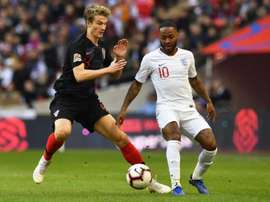 Jedvaj and Sterling battle for the ball. EFE