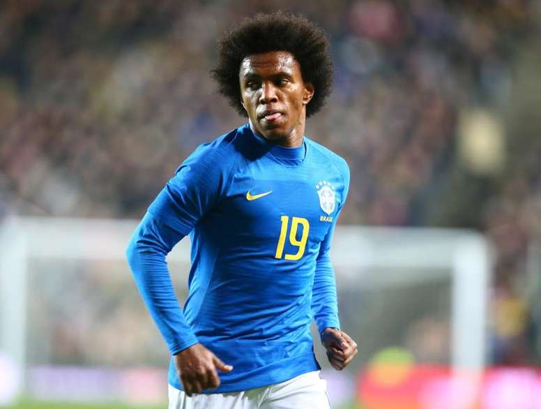 Willian de Brasil en acción durante un partido amistoso entre las selecciones de Brasil y Camerún hoy en el estadio Stadiummk MK Dons Football Club, en Milton Keynes (Reino Unido). EFE