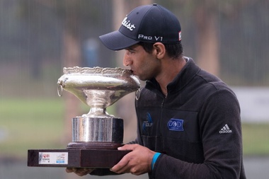 El inglés Aaron Rai venció a sus propios nervios, a la lluvia torrencial que cayó en Fanling, en Hong Kong, y a su compatriota Matthew Fitzpatrick para apuntarse la primera victoria de su carrera en el circuito europeo de golf de la temporada 2019. EFE