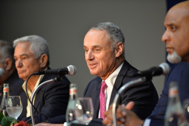 El comisionado de la MLB, Rob Manfred (c). EFE/Archivo