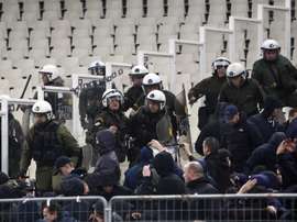 Durante el partido entre el Ajax y el AEK. EFE